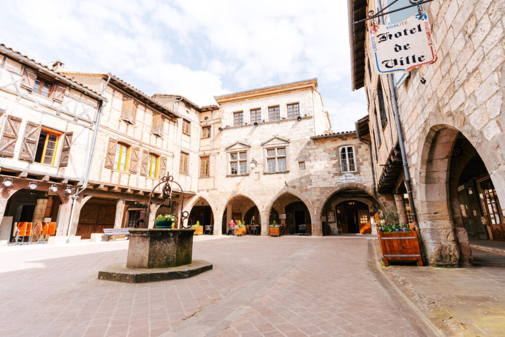 place des arcades à Castelnau de Montmiral